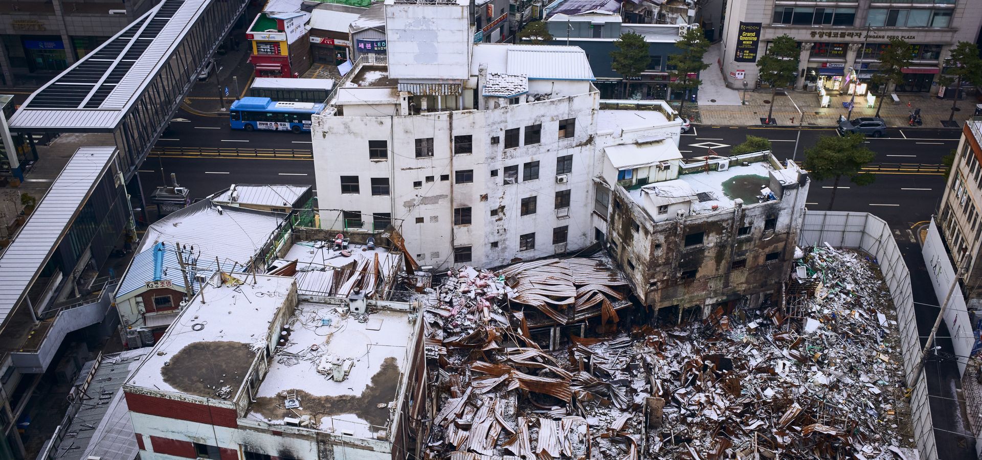 Vista aérea de edificaciones colapsadas tras el terremoto